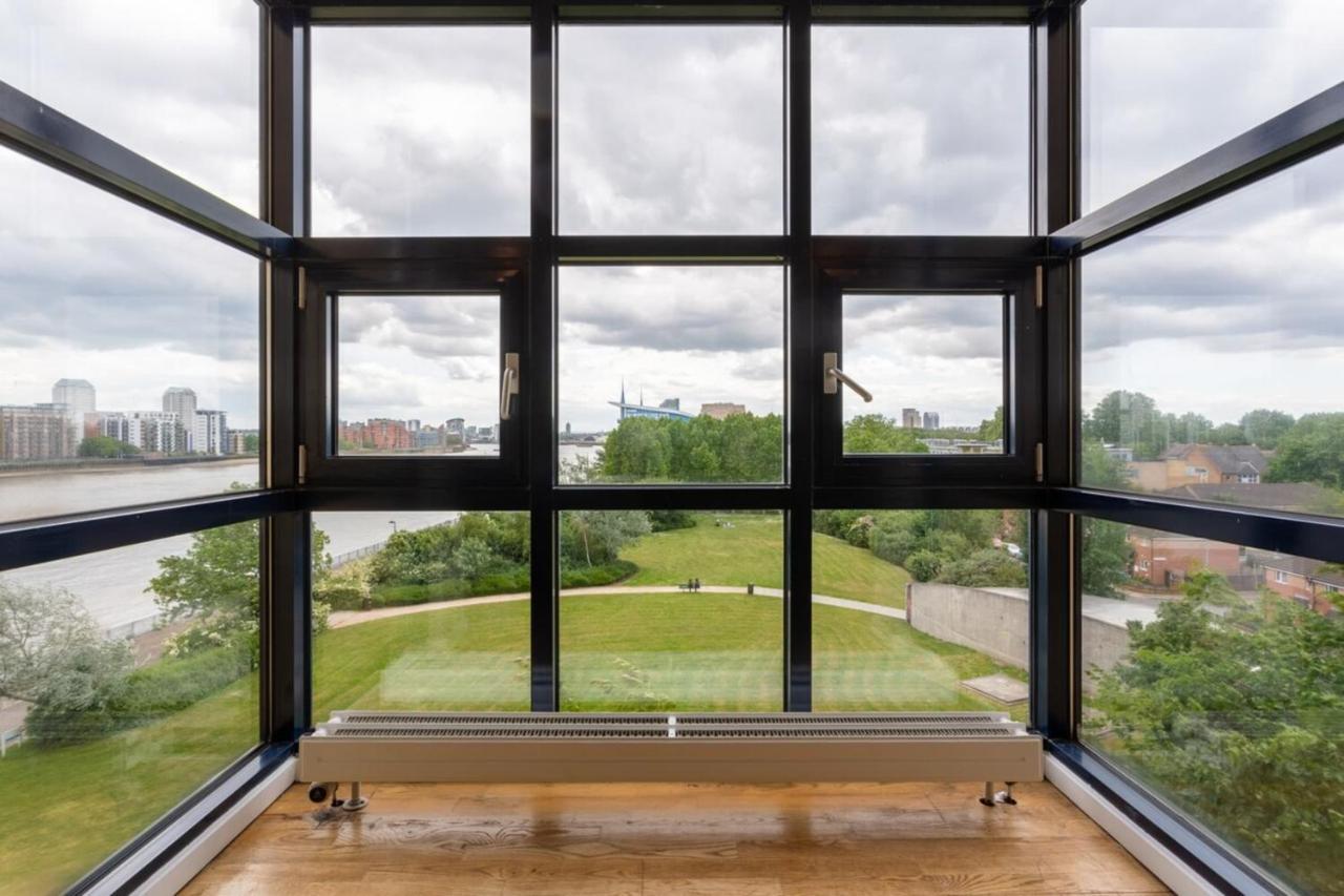 Bright Modern One-bed With Stunning View Of Thames Londra