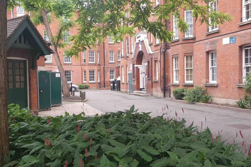 1 Bedroom *zone 1* Elephant And Castle * London
