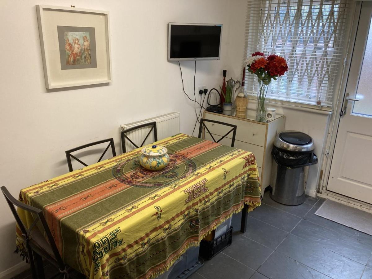 Stunning Ground Floor Garden - Entire Apartment, Centrally Located, With Free Off Road Parking By Flat & Wiffi, Beautifully Secluded, 3 Mins From Amenities Londen