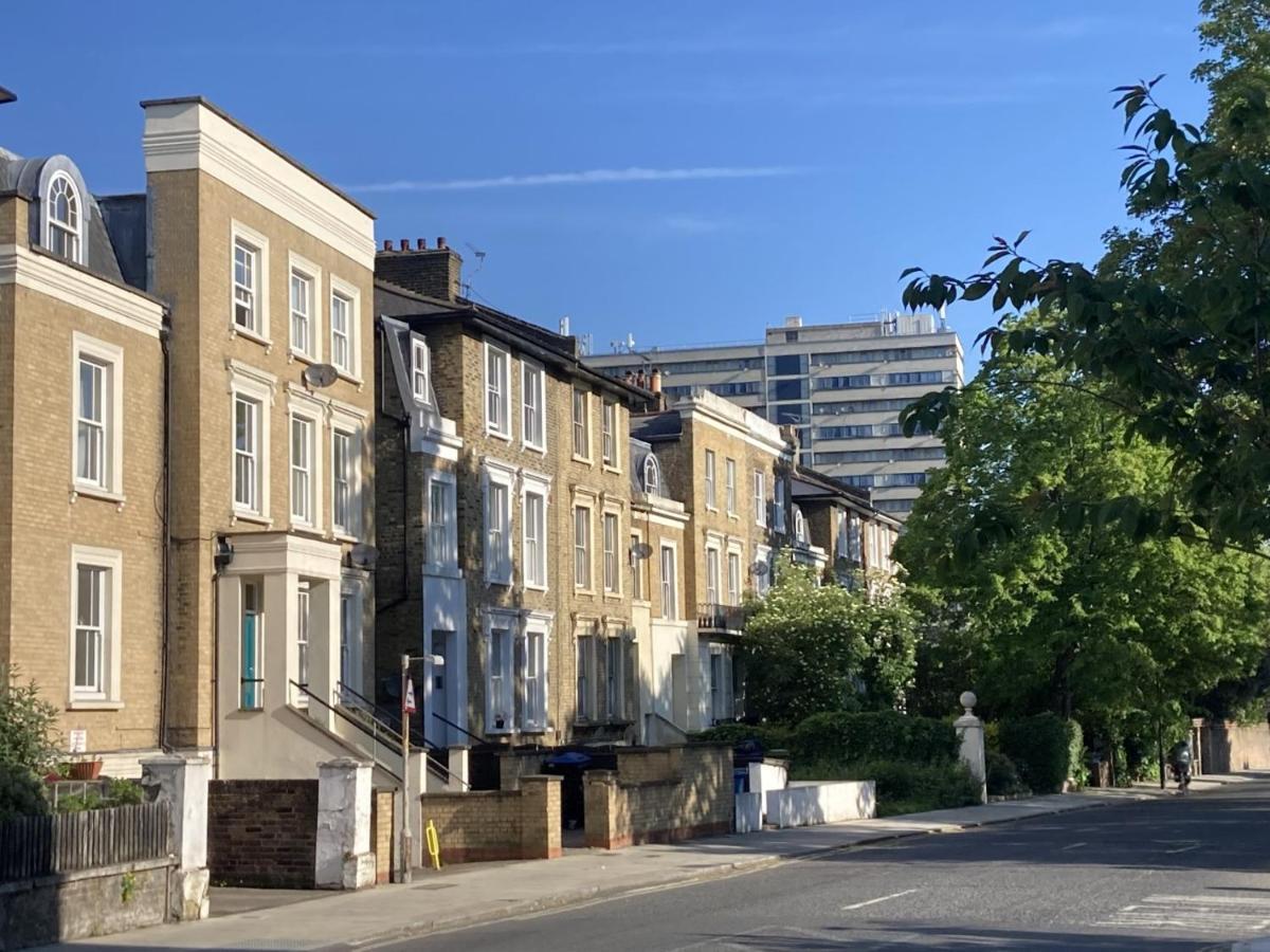Stunning Ground Floor Garden - Entire Apartment, Centrally Located, With Free Off Road Parking By Flat & Wiffi, Beautifully Secluded, 3 Mins From Amenities Londen