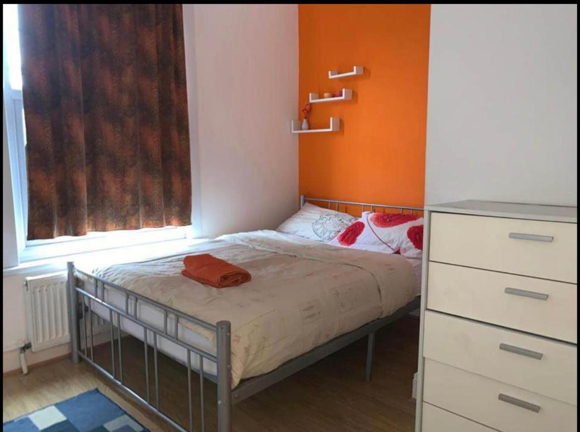 03 Bedroom Apartment-self Check In Lägenhet London