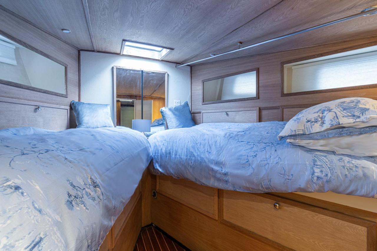 Rustic 2-bed Houseboat On The River Thames, In East Leilighet London