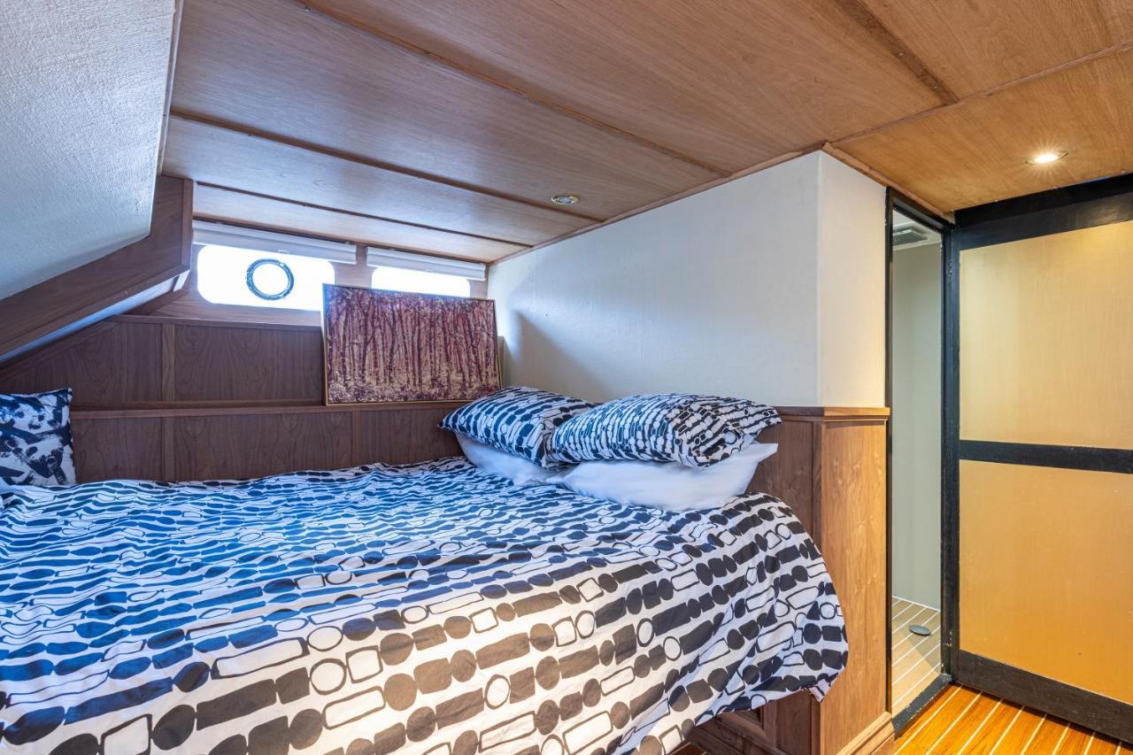 Rustic 2-bed Houseboat On The River Thames, In East * London