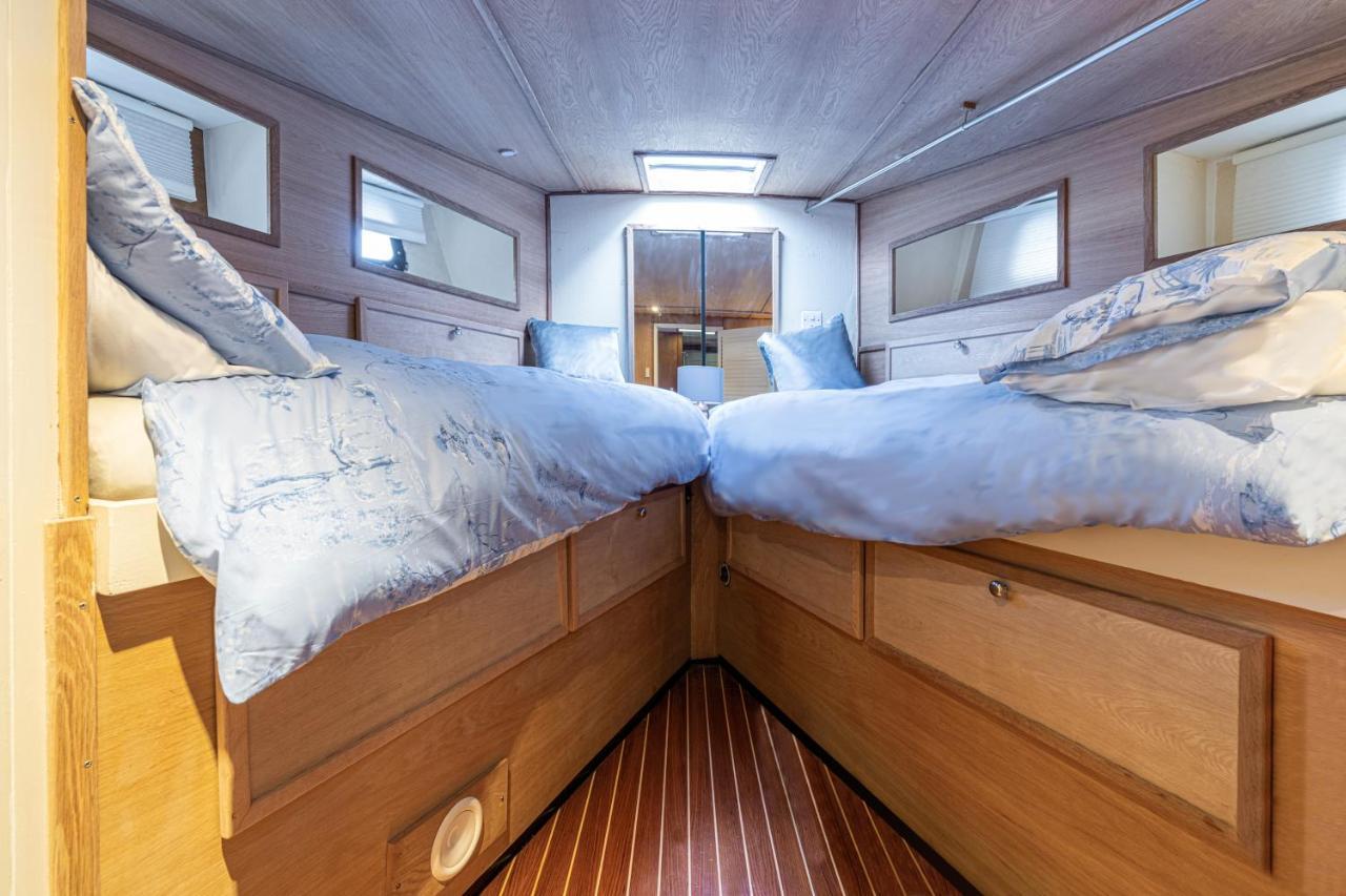 Rustic 2-bed Houseboat On The River Thames, In East Leilighet London