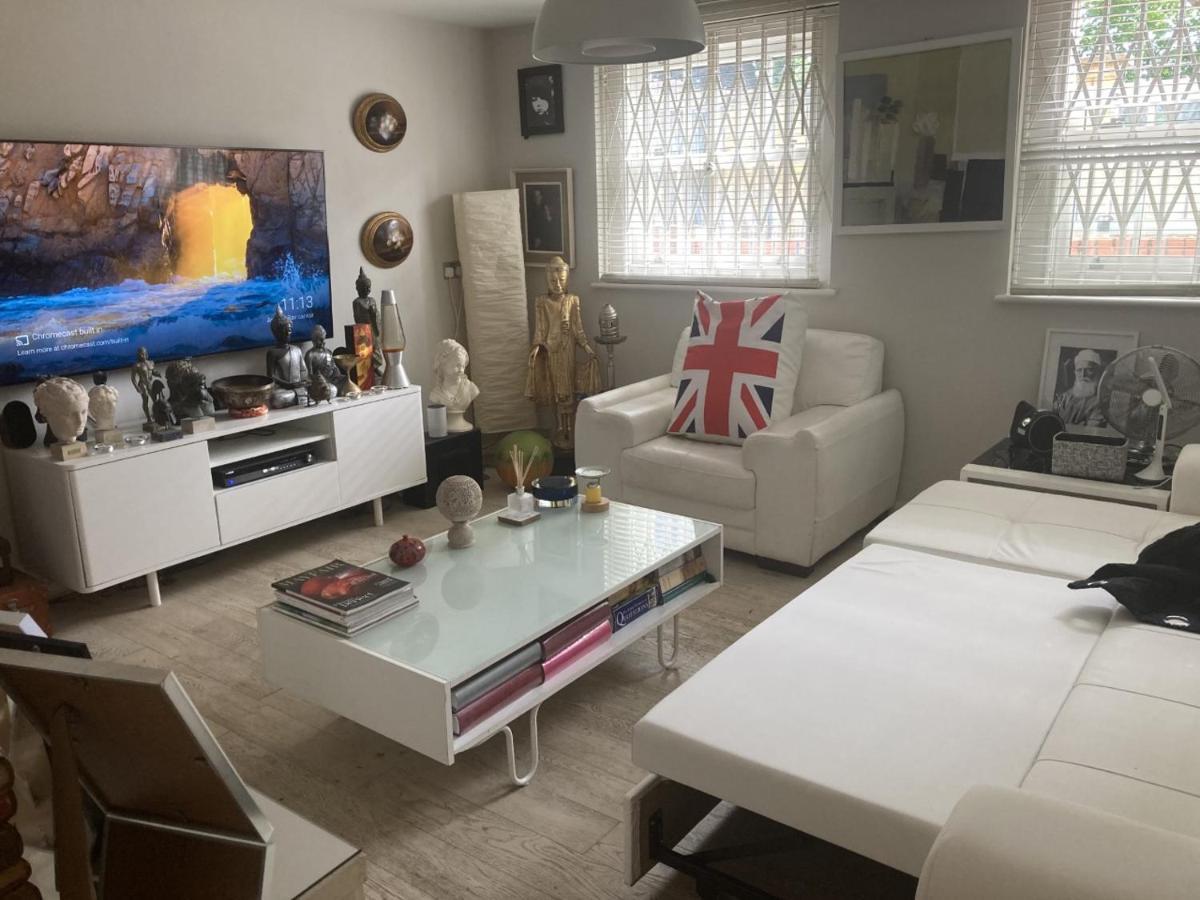 Stunning Ground Floor Garden - Entire Apartment, Centrally Located, With Free Off Road Parking By Flat & Wiffi, Beautifully Secluded, 3 Mins From Amenities
