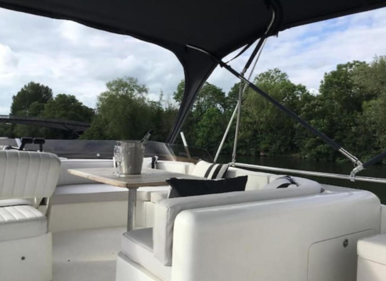 Botel Yacht -central St Kats Dock Tower Bridge Londen