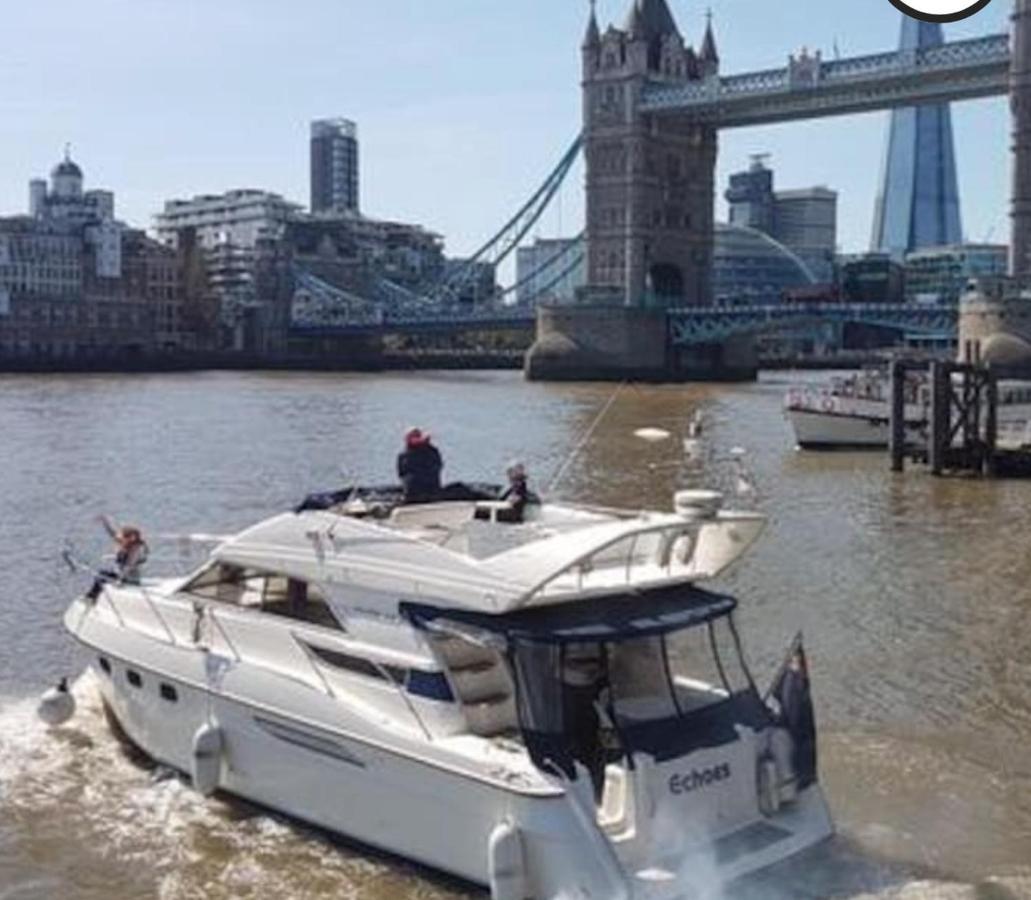 Yacht -central St Kats Dock Tower Bridge * Londen