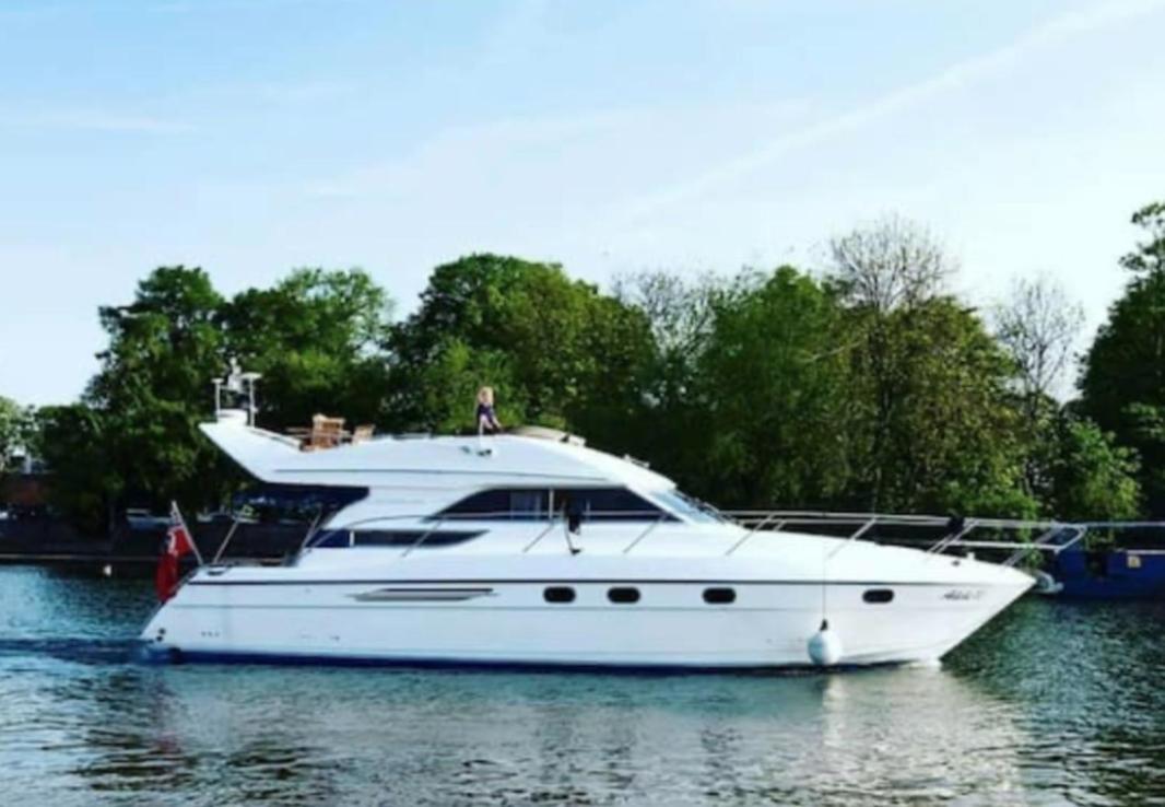Yacht -central St Kats Dock Tower Bridge Londen