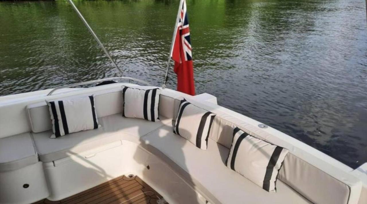 Yacht -central St Kats Dock Tower Bridge Botel *