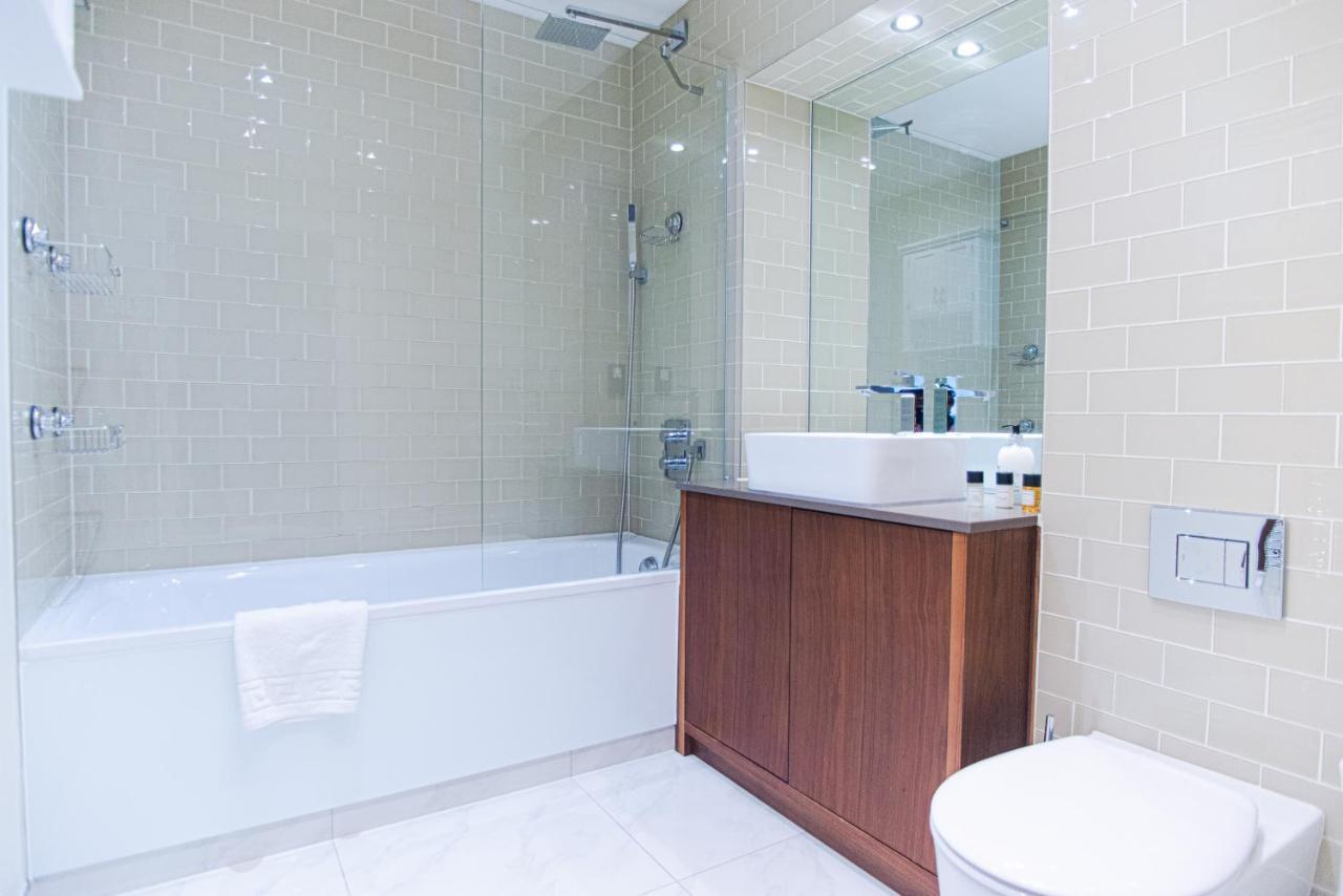 Stunning 1-bed In Lincoln Plaza Lejlighed London