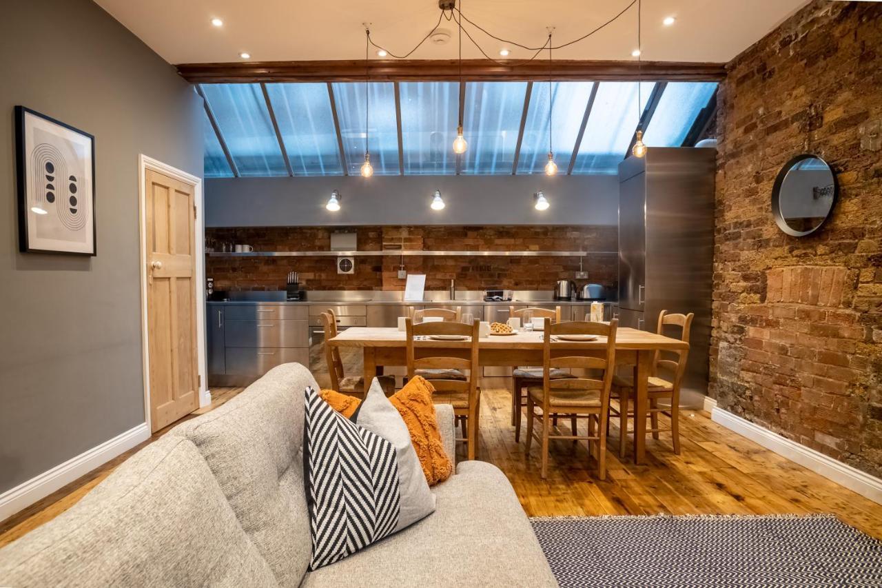 Deluxe Rustic Style Two Bedroom Bethnal - Yard View Londres