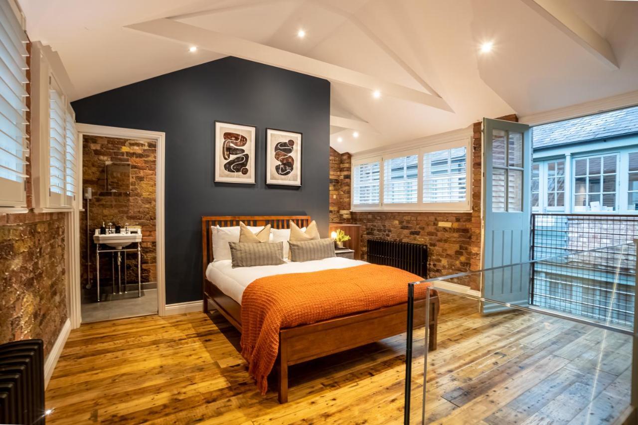 Deluxe Rustic Style Two Bedroom Bethnal - Yard View * Londres
