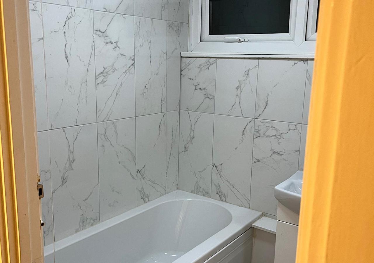 Lovely 2 Bedroom With Parking Space