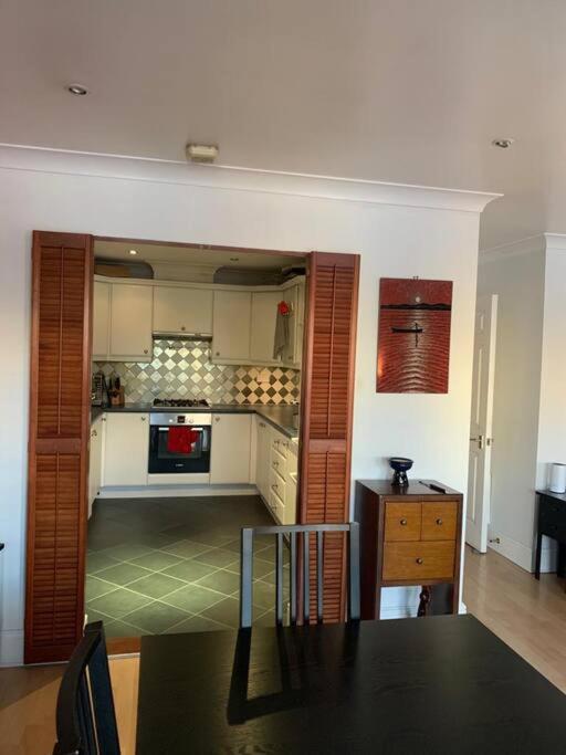 Lovely Room, Free Parking In Private Gated Place Lägenhet London