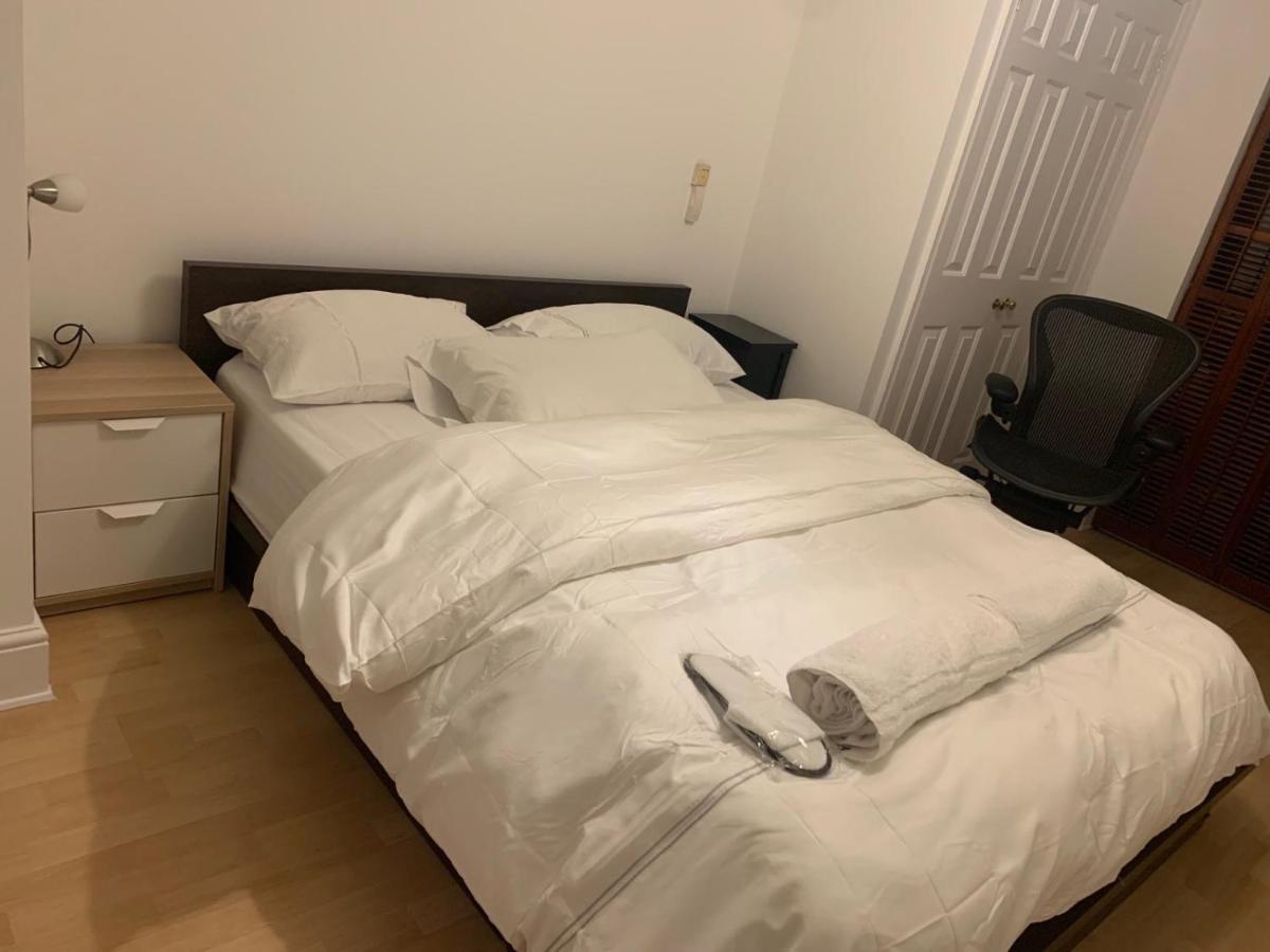 Lägenhet Lovely Room, Free Parking In Private Gated Place