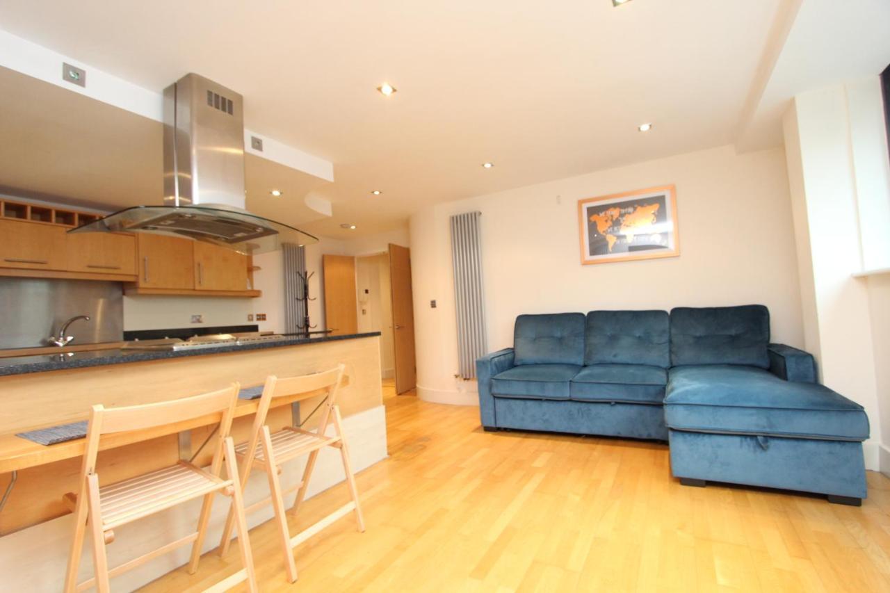 Apartment Lovely 2-bedroom In Docklands, E14 London