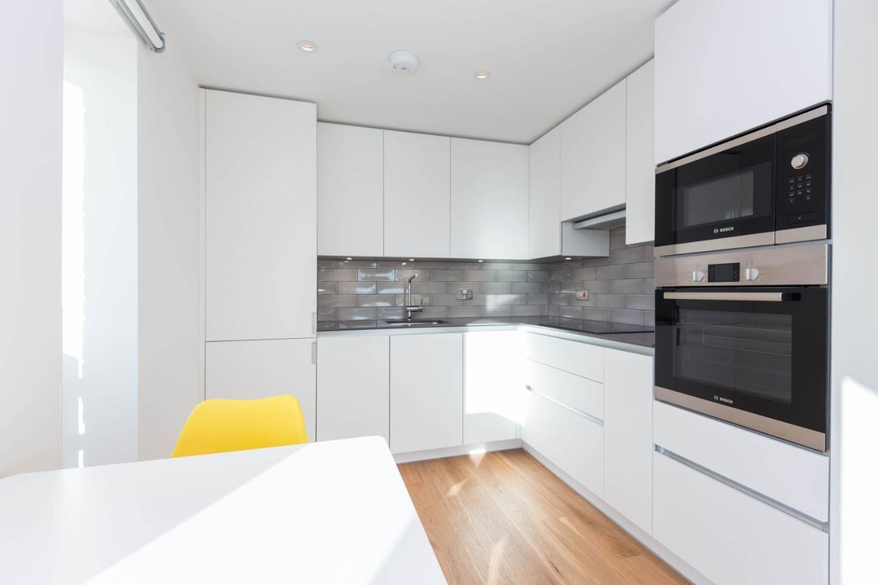 Spacious & Modern 1 Bedroom Close To Station In E16