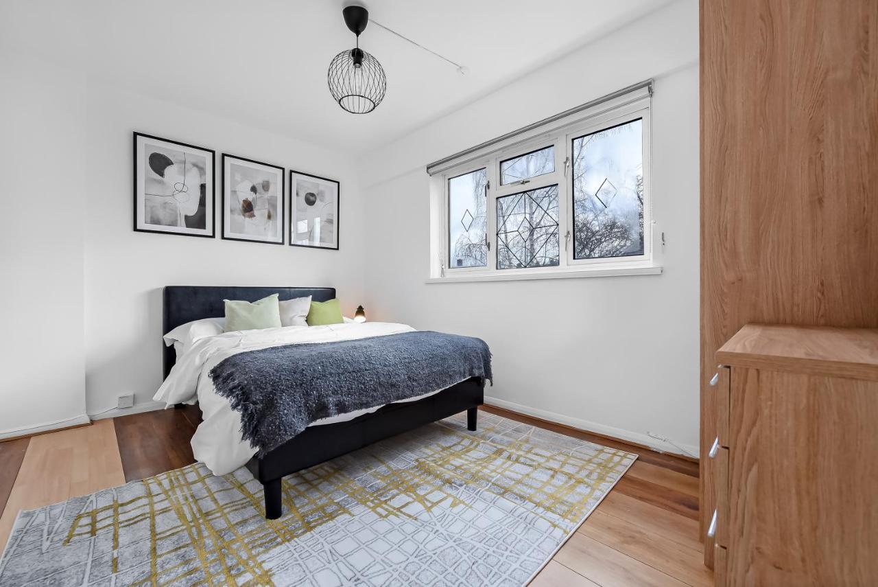 Stylish Excel 3 Bedroom Flat * Londen