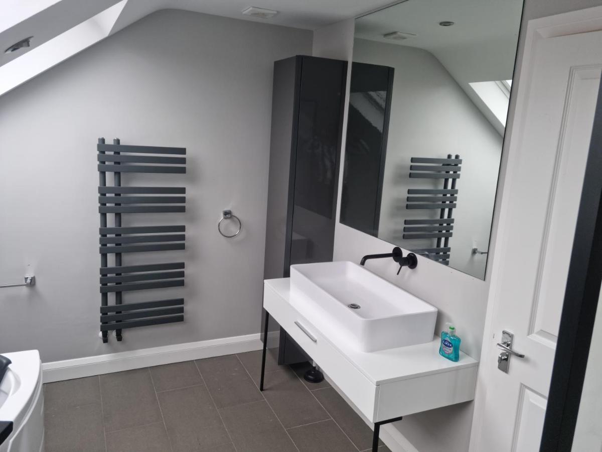 Bright, Spacious 4 Bed With A Jacuzzi! Appartamento