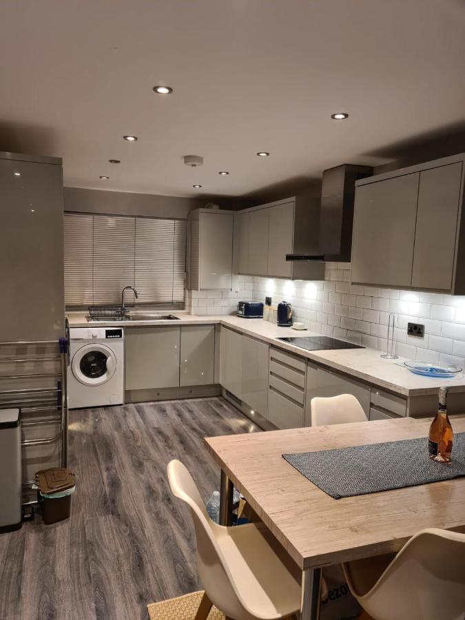 Bright, Spacious 4 Bed With A Jacuzzi! Appartamento *
