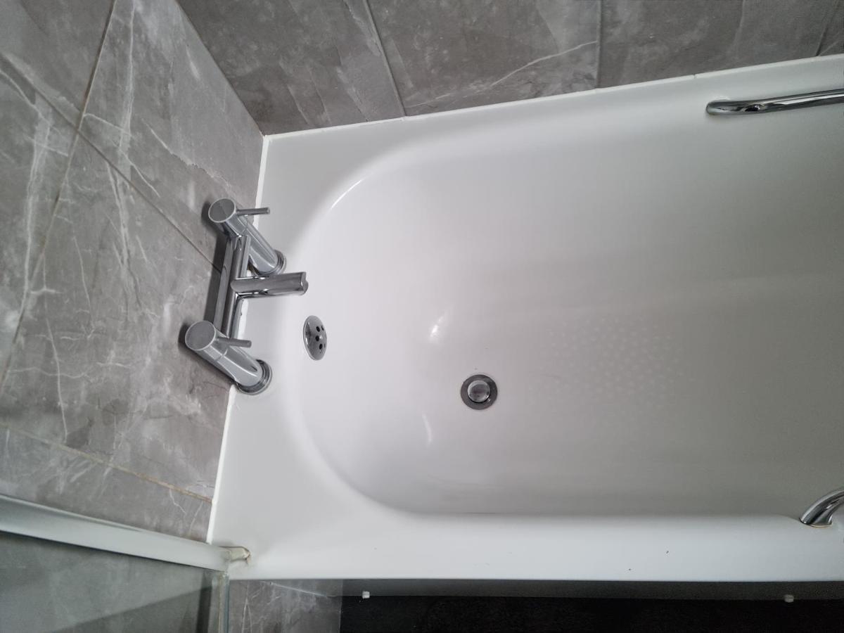 Appartamento Bright, Spacious 4 Bed With A Jacuzzi! Londra