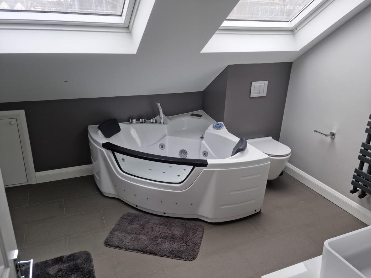 Bright, Spacious 4 Bed With A Jacuzzi! * Londra
