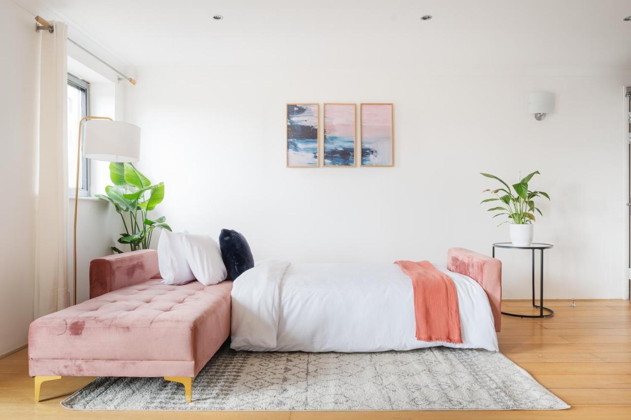 Riverside Two Bedroom In Canary Wharf Londra