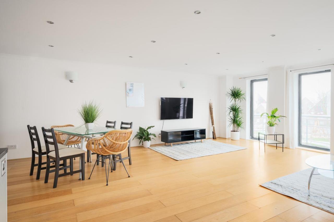 Appartamento Riverside Two Bedroom In Canary Wharf *
