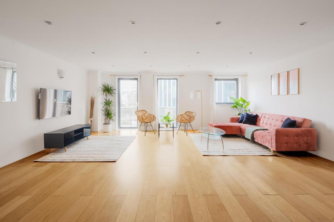 Appartement Riverside Two Bedroom In Canary Wharf Londen