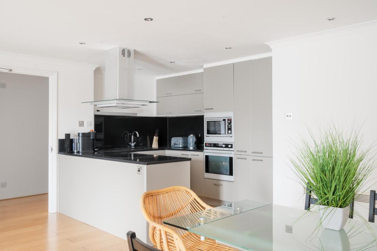 Riverside Two Bedroom In Canary Wharf Appartement Londen