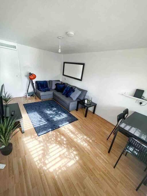 Spacious Two Bedroom Flat Apartment London
