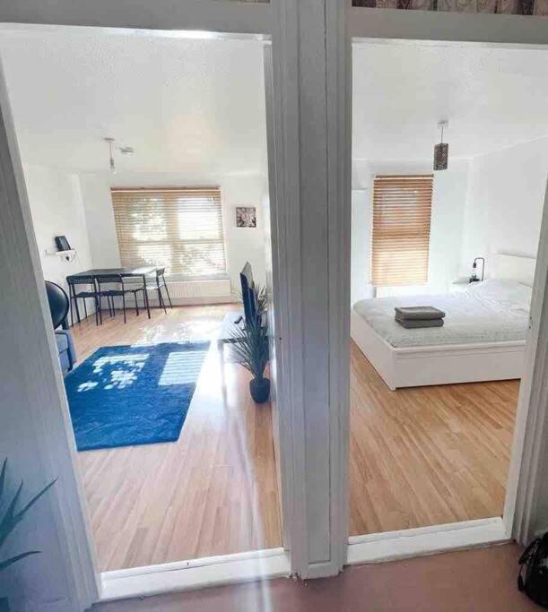 Spacious Two Bedroom Flat *