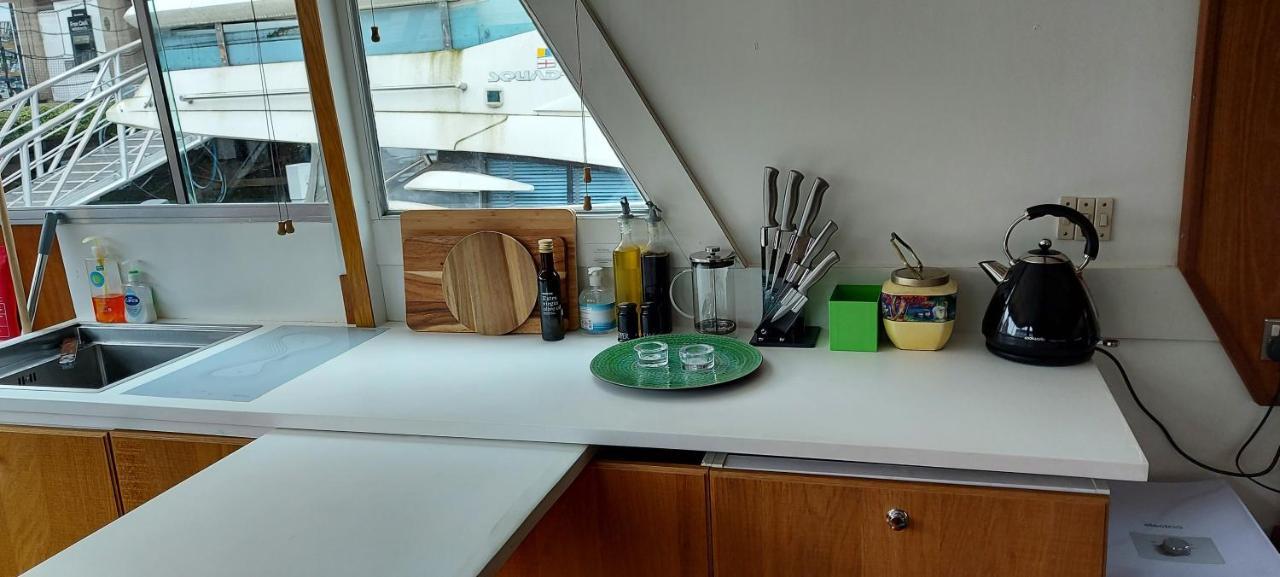 Rustic 2-bed Houseboat On The River Thames, In East Leilighet *