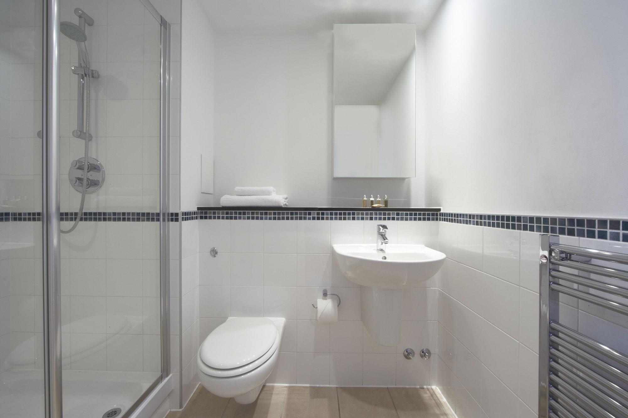 Marlin Stratford Aparthotel 4*