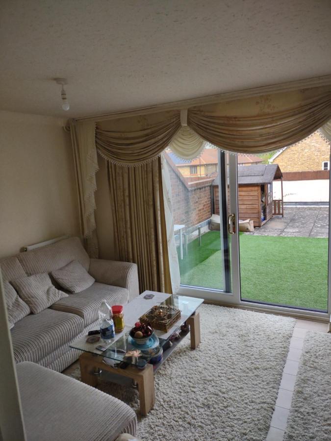 Quiet And Peaceful Double Bedroom In A Nice House With A Very Large Patio Gasthuis Londen
