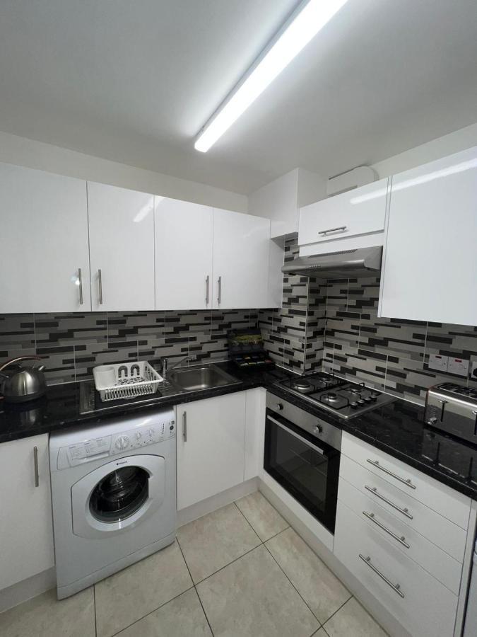 Lively 1 Bed In Buzzing East London! *