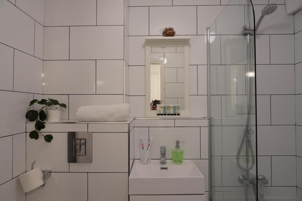 2bedrm-4guests-parking-nearstation Apartment London