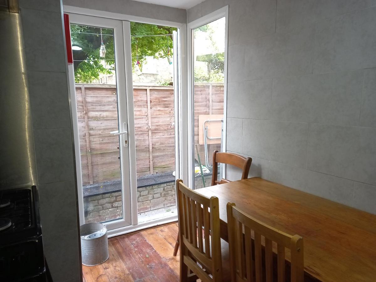 Bubblesbnb- 4 Bedroom House * London