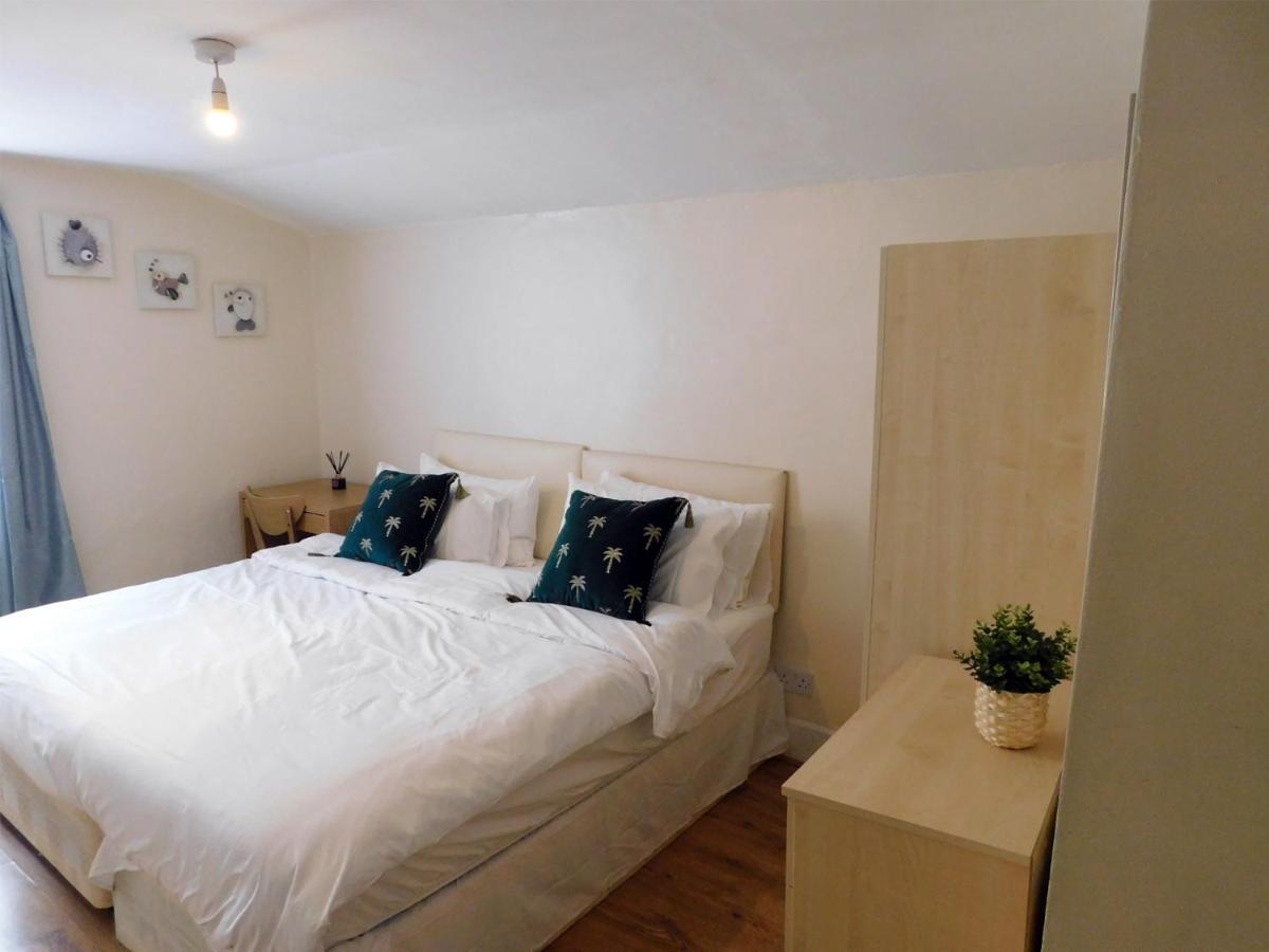 Entire 4 Bedroom Terrace House In * Londres