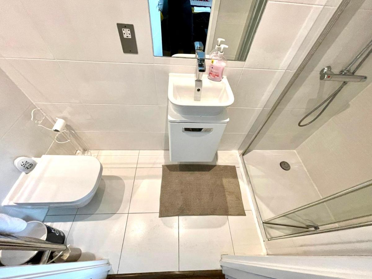 Stratford Luxury House, 5 Minutes Walk Station, Westfield, 3 Bedrooms 3 Bathrooms, Reception, Garden, Parking London