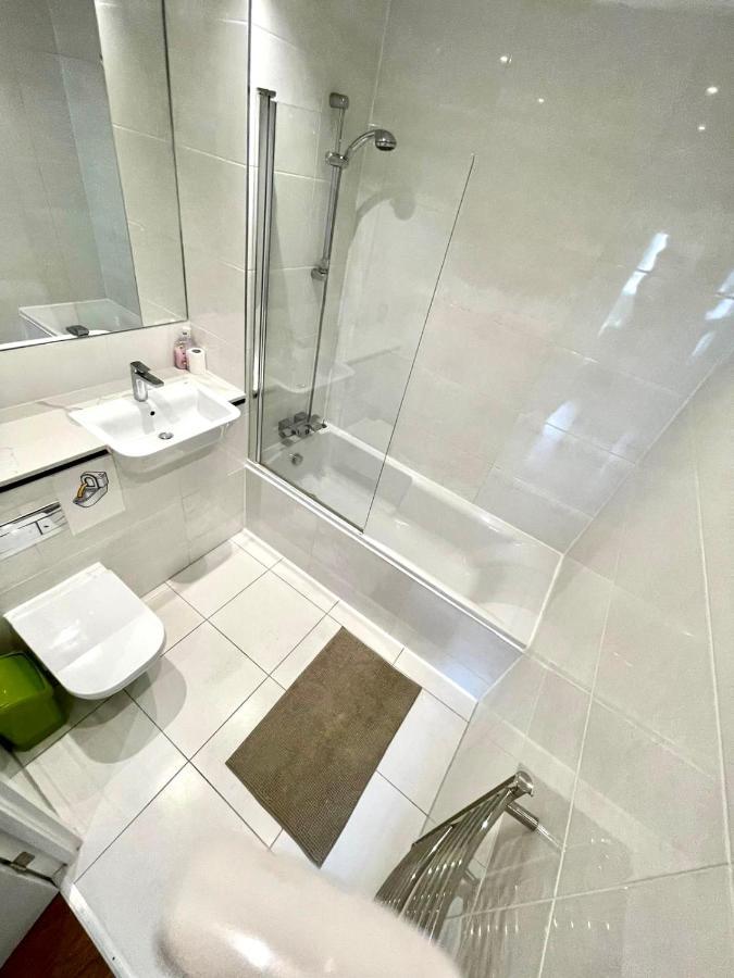 Leilighet Stratford Luxury House, 5 Minutes Walk Station, Westfield, 3 Bedrooms 3 Bathrooms, Reception, Garden, Parking *