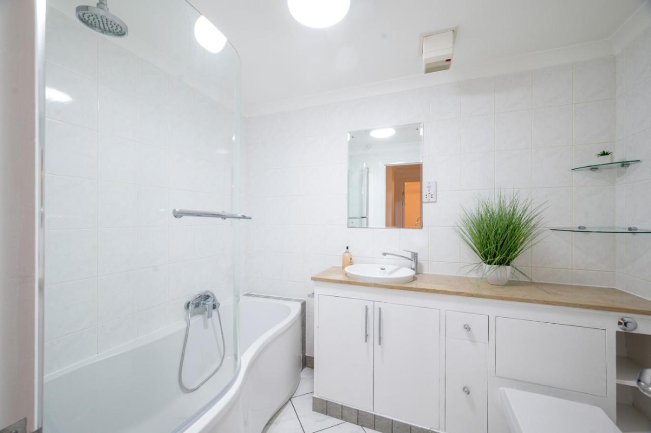 Riverside Two Bedroom In Canary Wharf Londen
