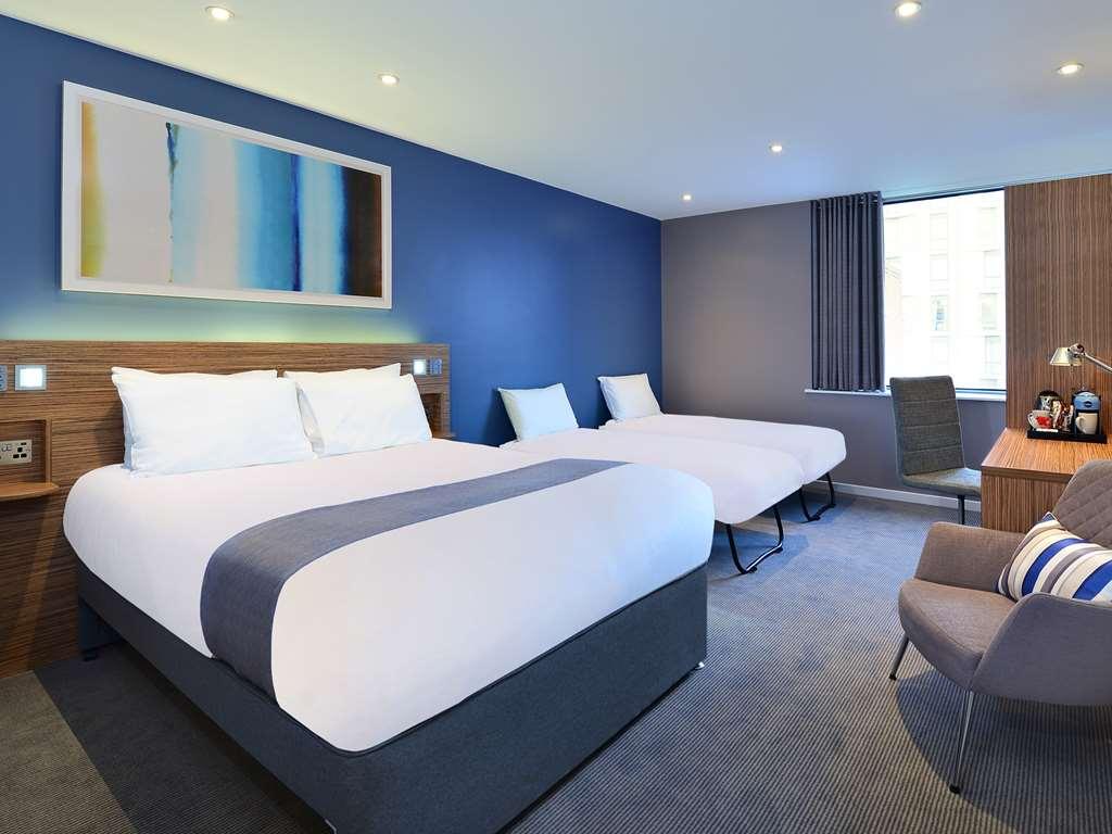 Travelodge City Airport 3*