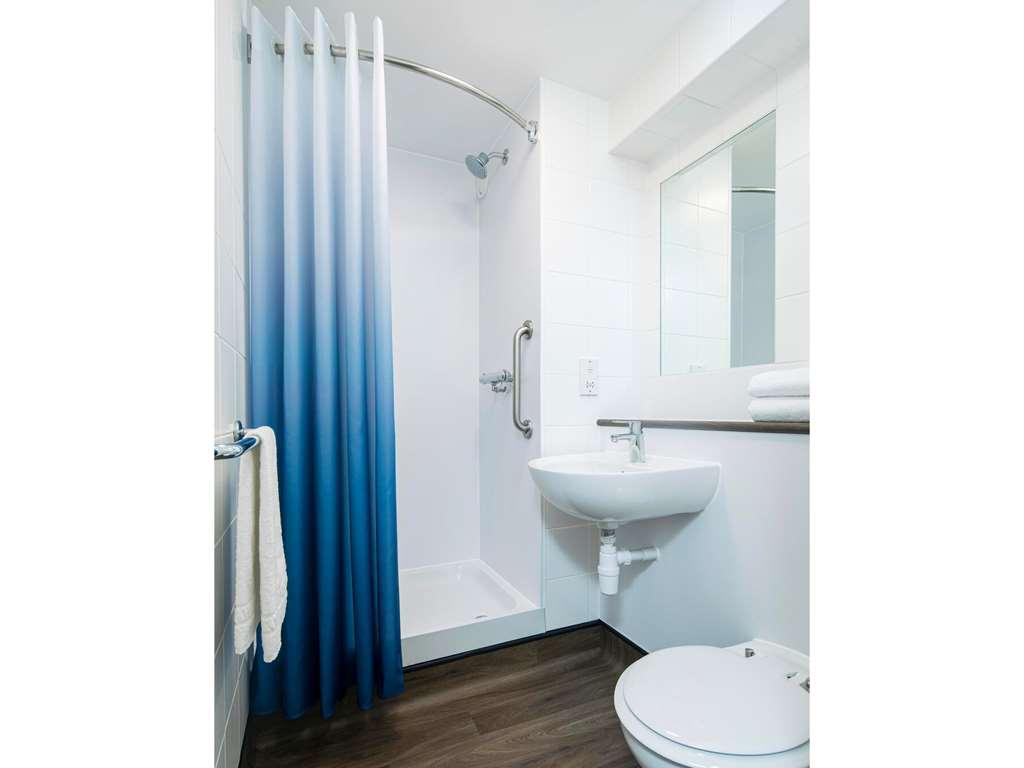 Travelodge City Airport 3*