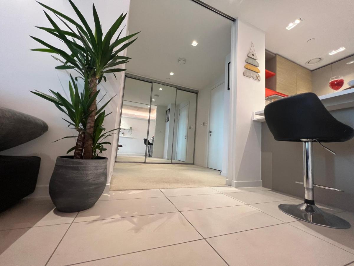 Appartamento Riverline Heights Near O2 & Excel Free Parking *