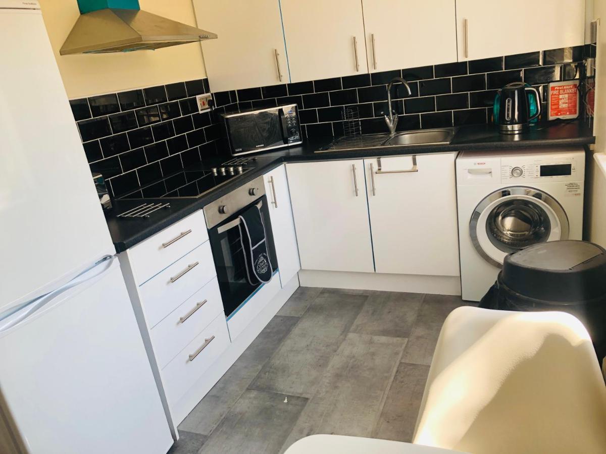 2 Bedroom, Near Station, Fast Wi-fi, Free Parking! * London