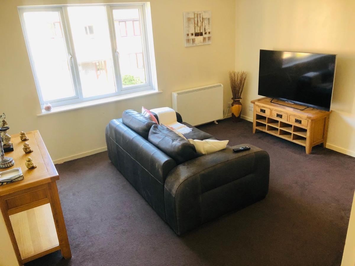 2 Bedroom, Near Station, Fast Wi-fi, Free Parking! London