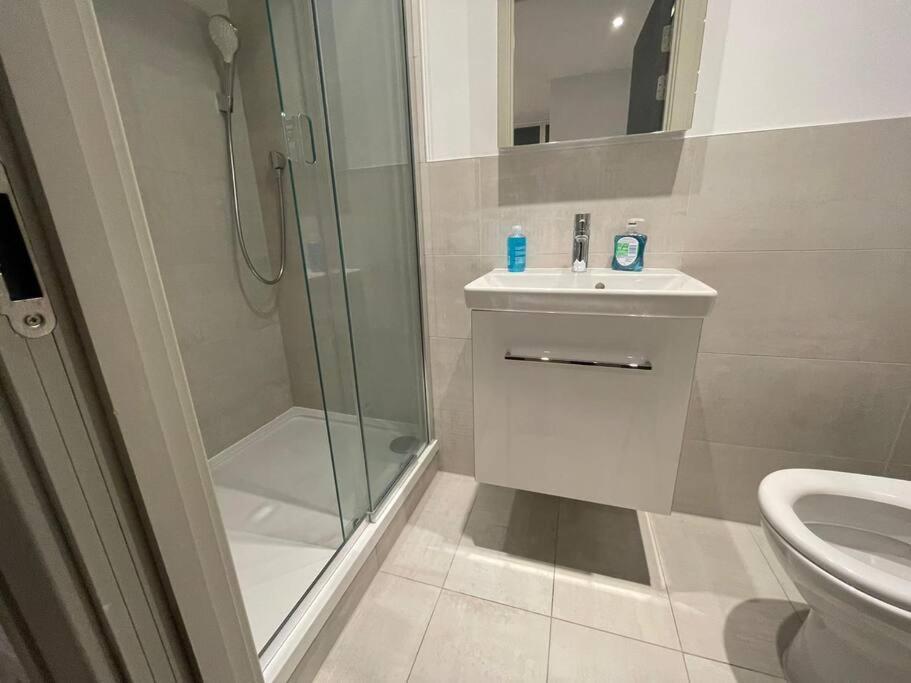 Lejlighed Monthly Stays 1bed Serviced Studio Free Wifi & Netflix Whitechapel Perfect For Solo & Coupled Guests London