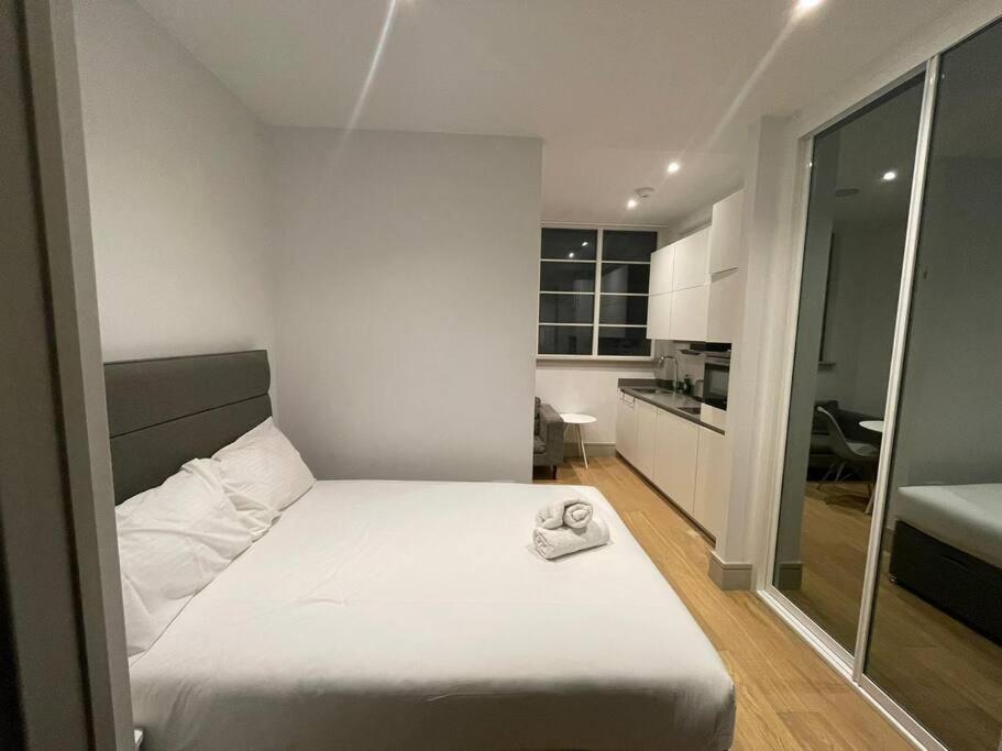 Monthly Stays 1bed Serviced Studio Free Wifi & Netflix Whitechapel Perfect For Solo & Coupled Guests Lejlighed