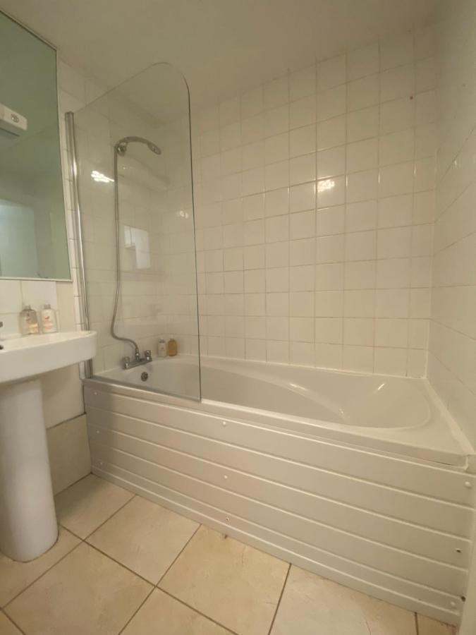 Comfy 2 Bed Flat With Free Parking, Close To Tube Londres